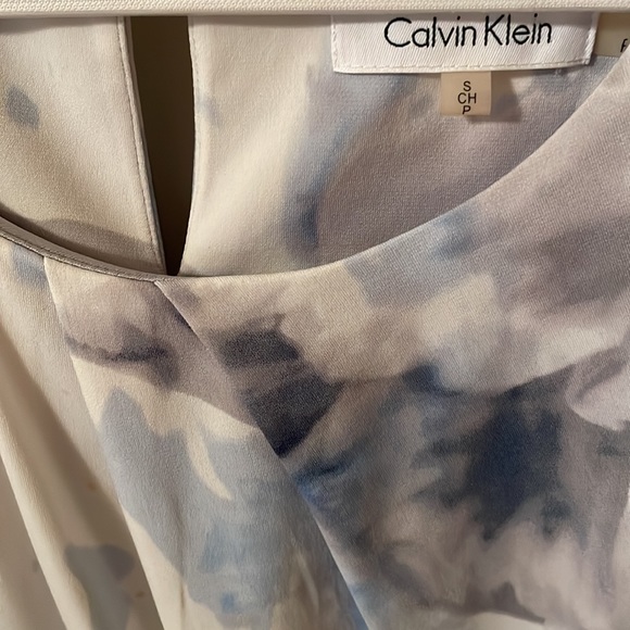 A Pretty Calvin Klein Top! - Picture 2 of 12